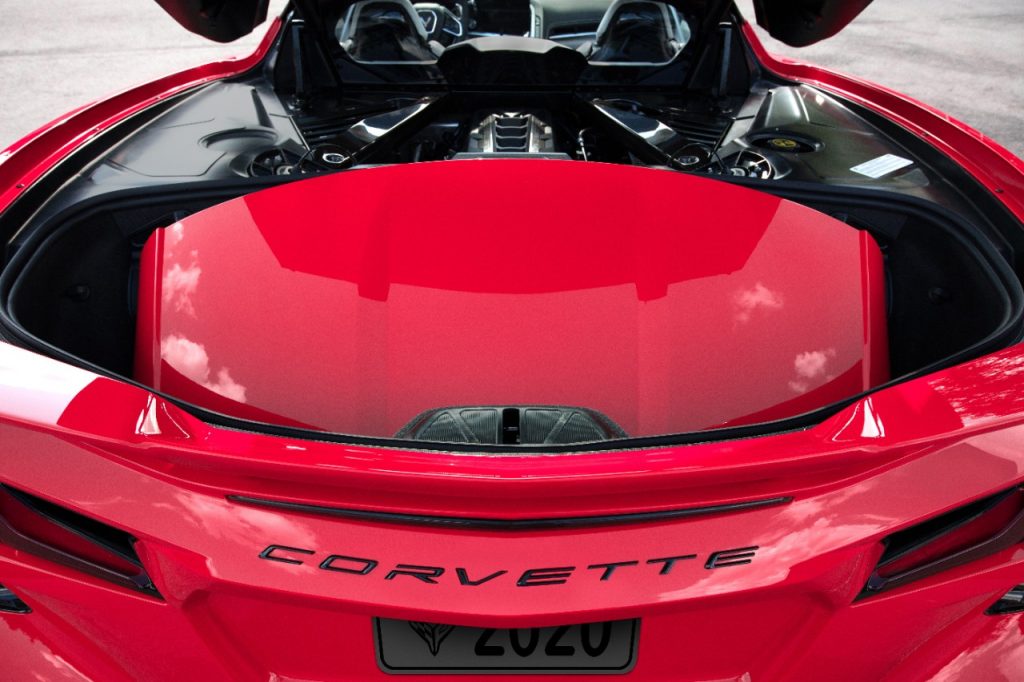 Chevrolet Corvette estreia motor central e transmissão automática
