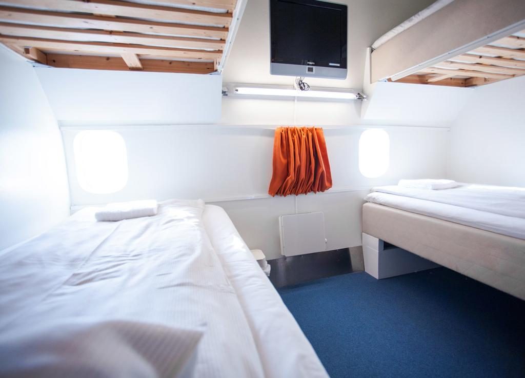 Jumbo Stay, o hostel no aeroporto de Estocolmo que permite aos hóspedes dormirem num avião
