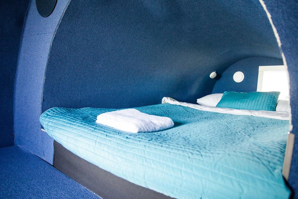 Jumbo Stay, o hostel no aeroporto de Estocolmo que permite aos hóspedes dormirem num avião