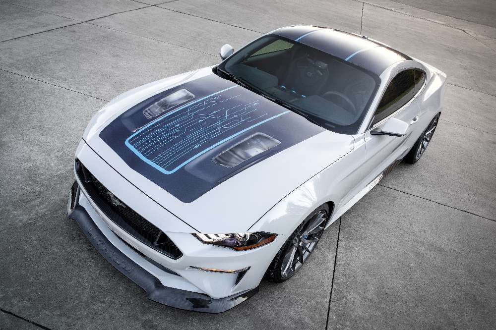Ford apresenta Mustang elétrico com 900 cv e caixa manual