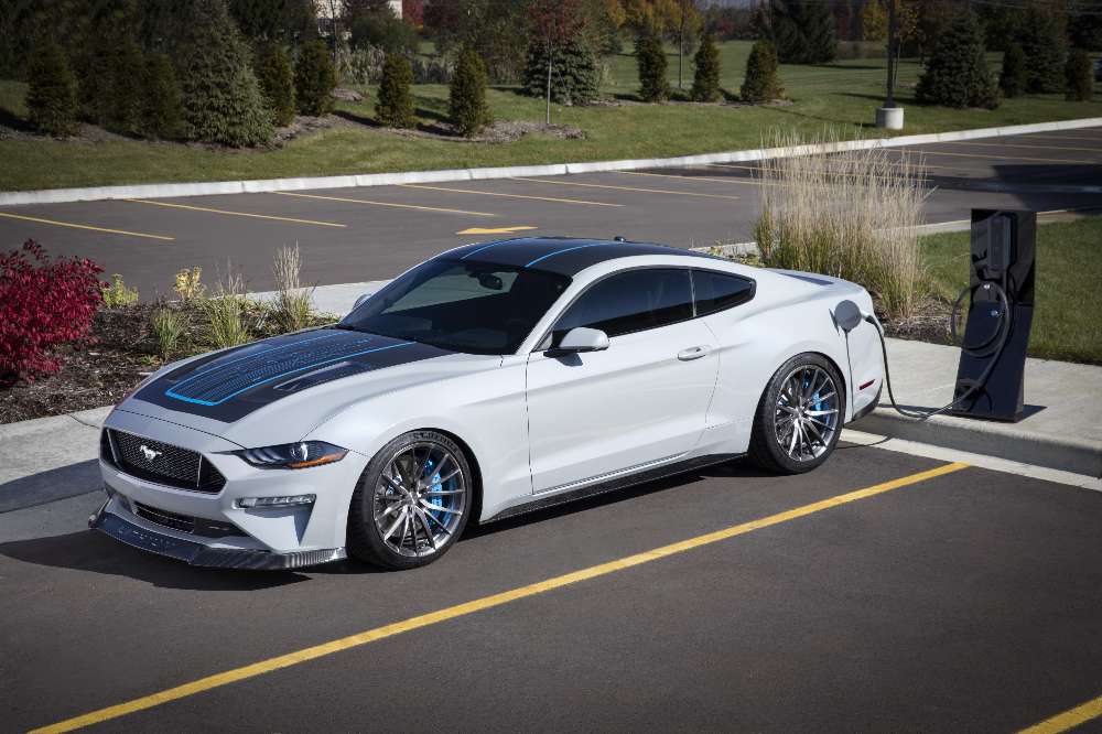 Ford apresenta Mustang elétrico com 900 cv e caixa manual