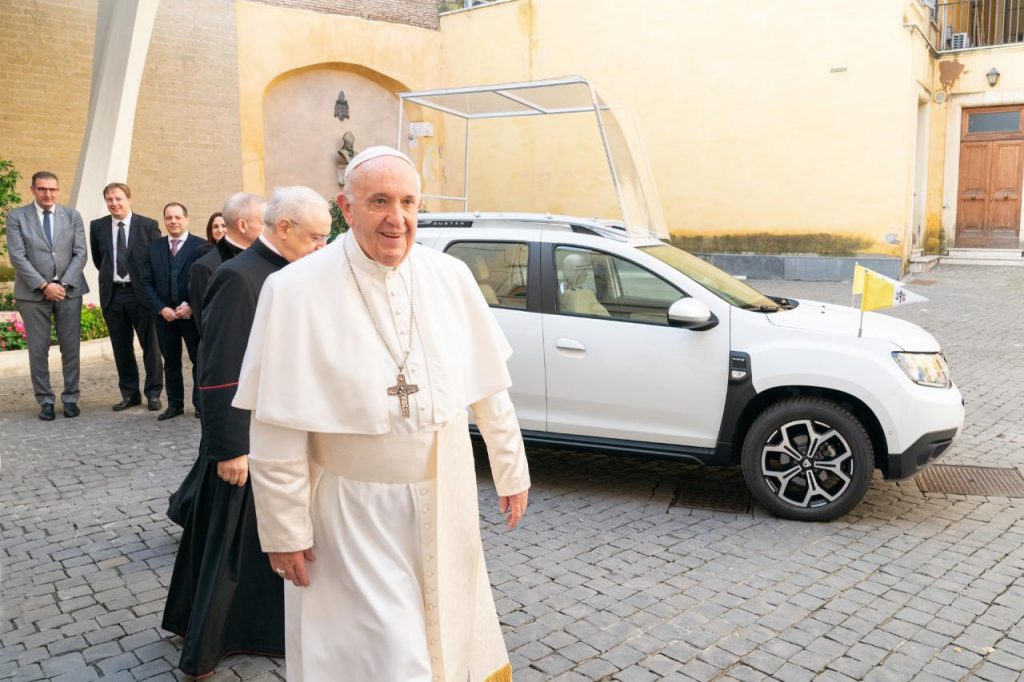 Papa Francisco recebe novo automóvel no Vaticano e é um SUV