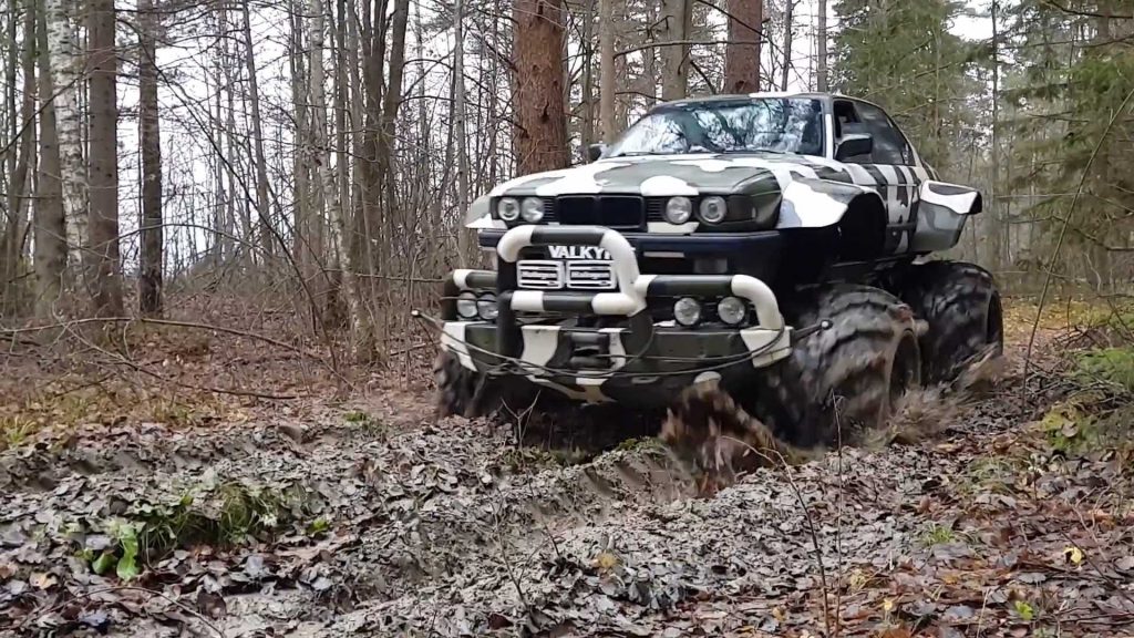 BMW Série 7 é transformado num monster truck para passeios na floresta