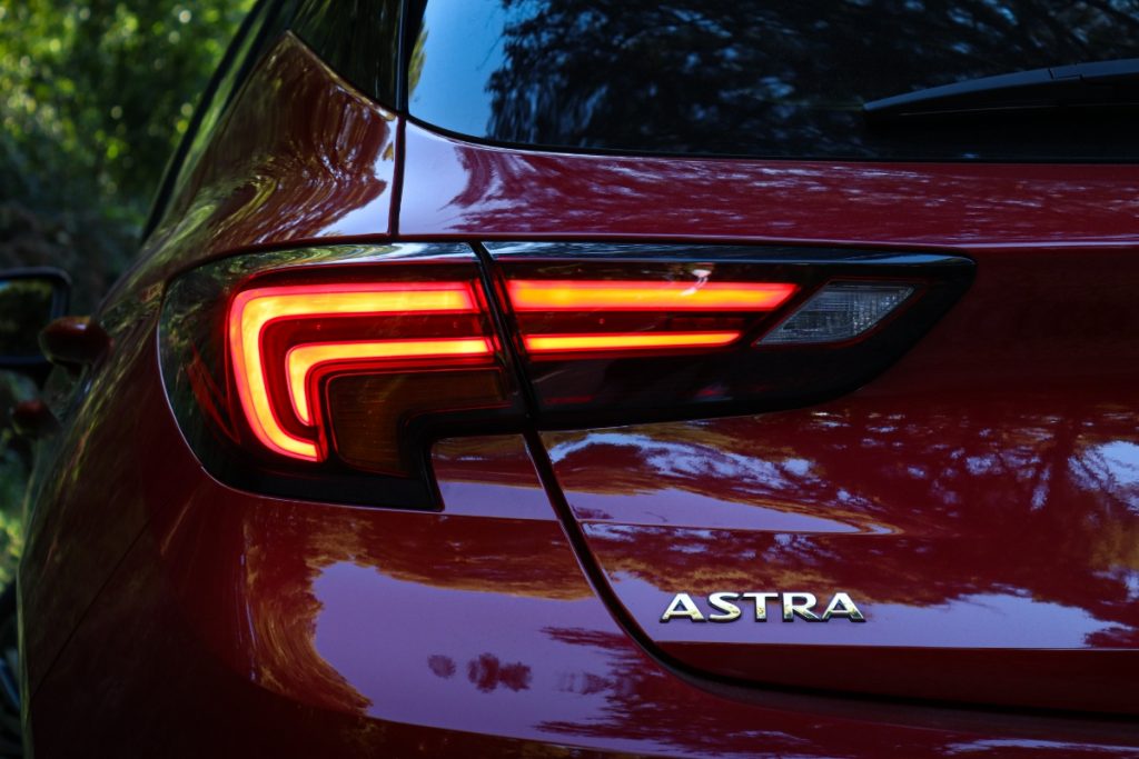 Renovado Opel Astra recebe os motores mais eficientes de sempre