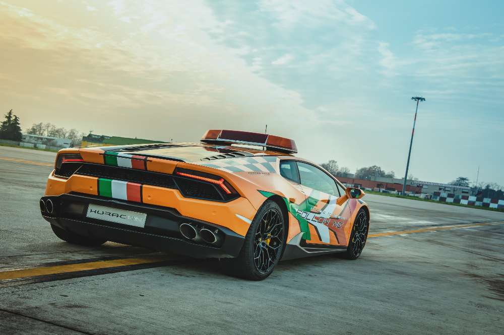 Aeroporto de Bolonha usa Lamborghini Huracán para conduzir aviões