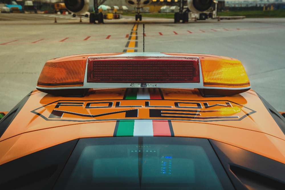 Aeroporto de Bolonha usa Lamborghini Huracán para conduzir aviões