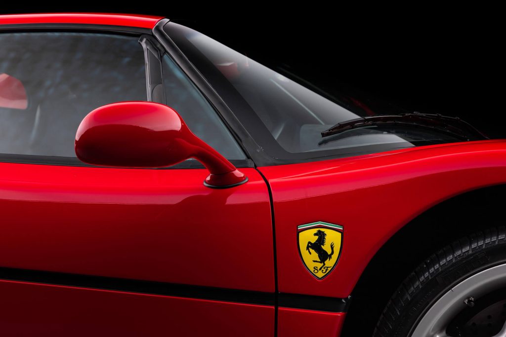 Ferrari F50 exclusivo e em estado irrepreensível encontra-se à venda