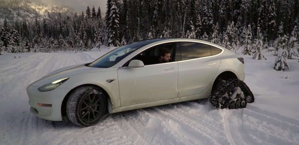 Este Tesla Model 3 foi modificado com lagartas para a neve