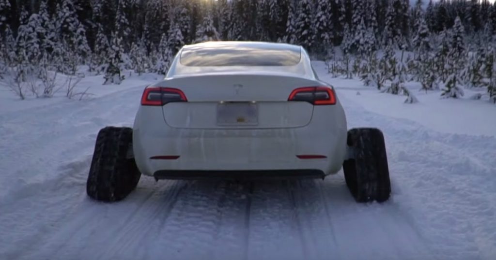 Este Tesla Model 3 foi modificado com lagartas para a neve