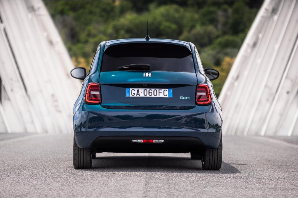 Novo Fiat 500 elétrico “La Prima” berlina já se encontra disponível para pré-reserva
